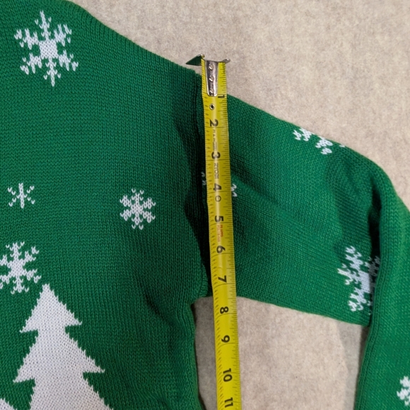 FUN & Festive Holiday Skating Penguin Knit Sweater -Tiara International Sz Large - Picture 6 of 9